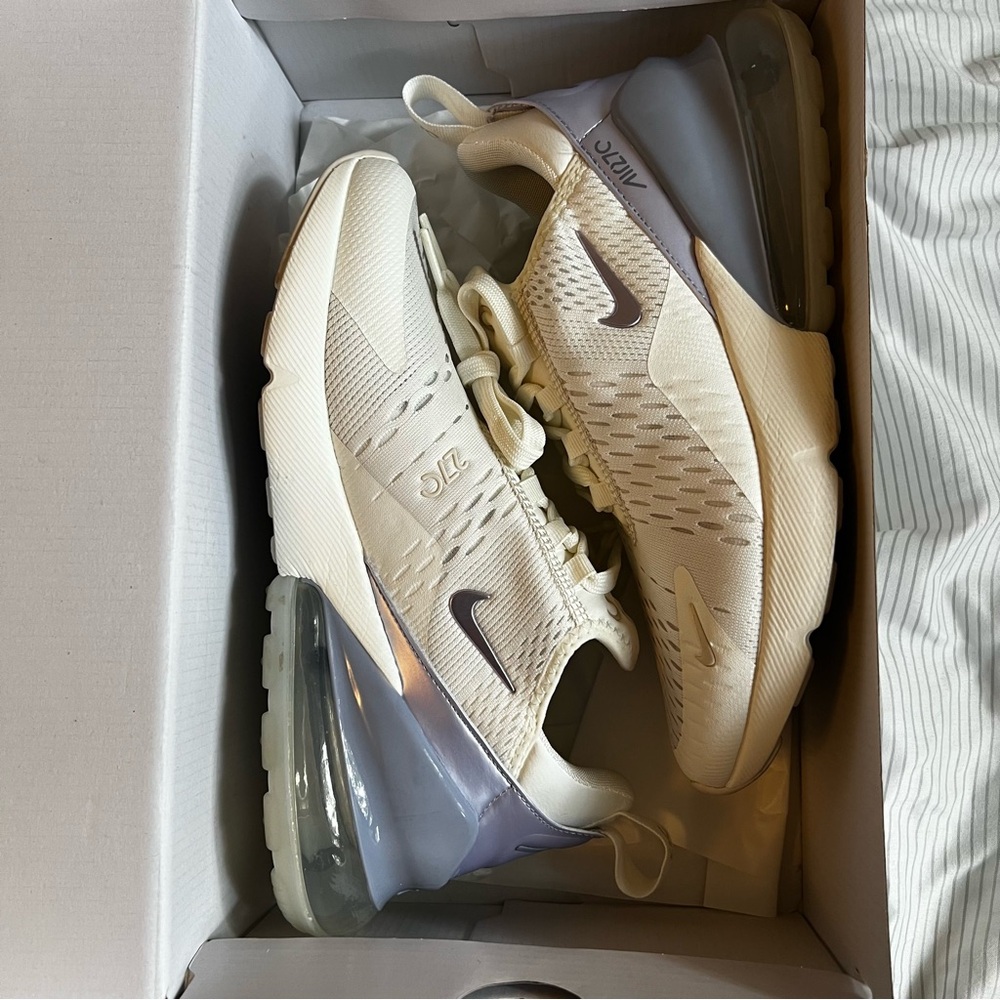 Nike 270